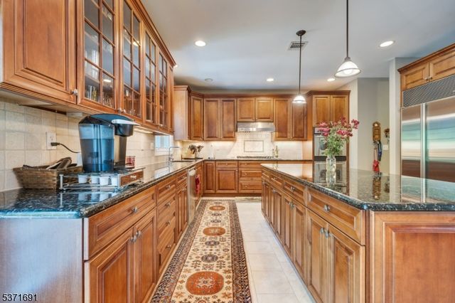 32 Four Bridges Rd, Chester Twp., NJ 07930