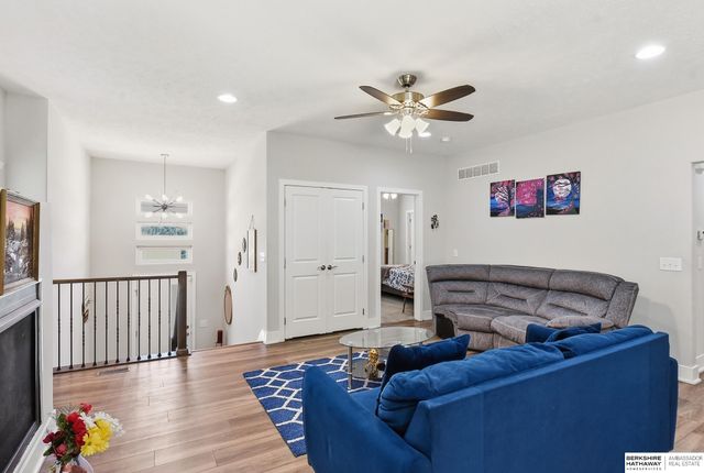 6107 N 108 Avenue Circle, Omaha, NE 68164