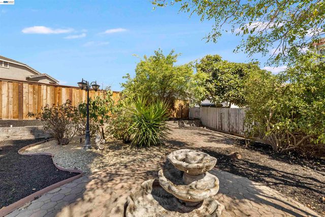 2600 Yorkshire Dr, Antioch, CA 94531