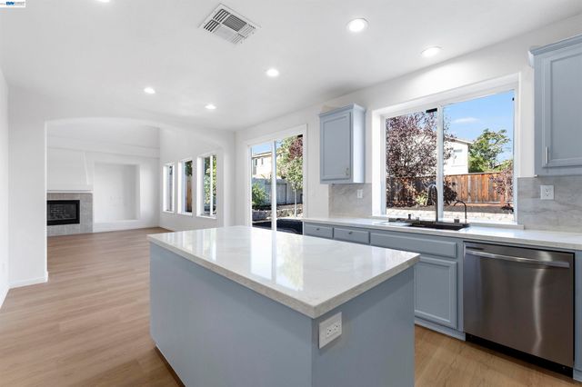 2600 Yorkshire Dr, Antioch, CA 94531