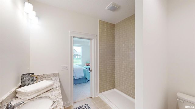 5925 BUTTERFIELD Drive, Bettendorf, IA 52722