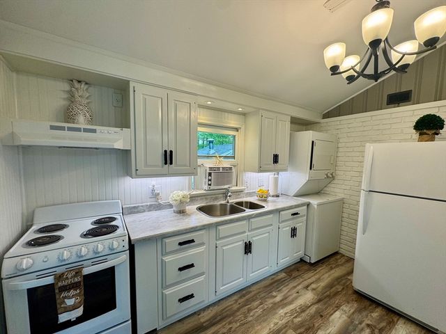 216 Cranberry Ln, Yarmouth, MA 02664