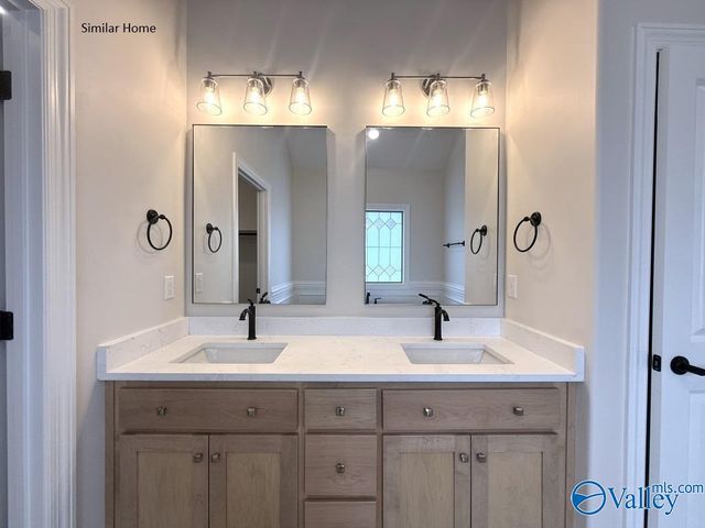 Edmonton - B Avondale Drive, Athens, AL 35613