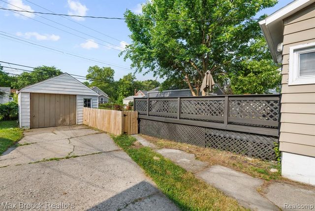 520 E Hazelhurst Street, Ferndale, MI 48220