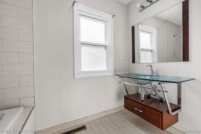 520 E Hazelhurst Street, Ferndale, MI 48220