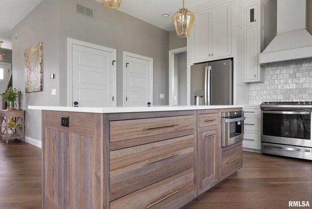 6654 Meghan Avenue, Bettendorf, IA 52722