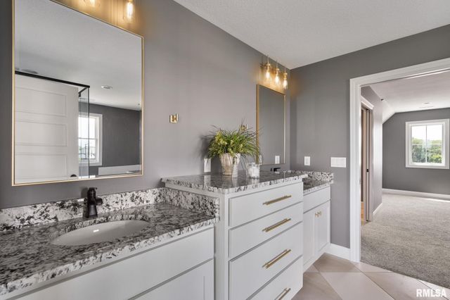 6654 Meghan Avenue, Bettendorf, IA 52722