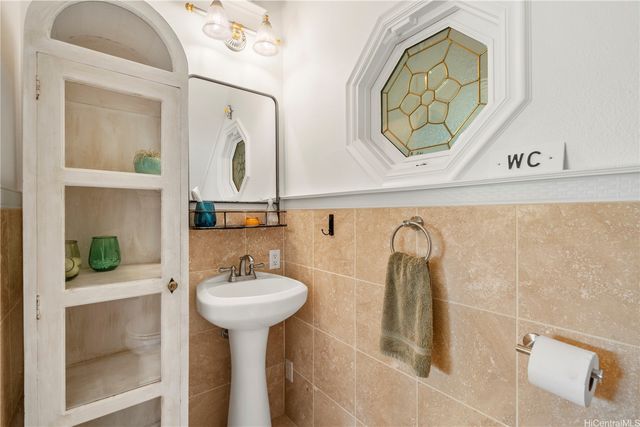 44 Kaupakalua Road, Haiku, HI 96708