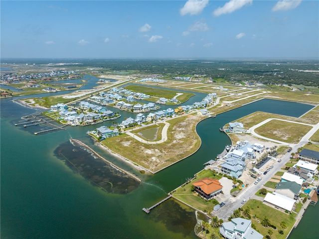 1013 St Croix Dr, Rockport, TX 78382
