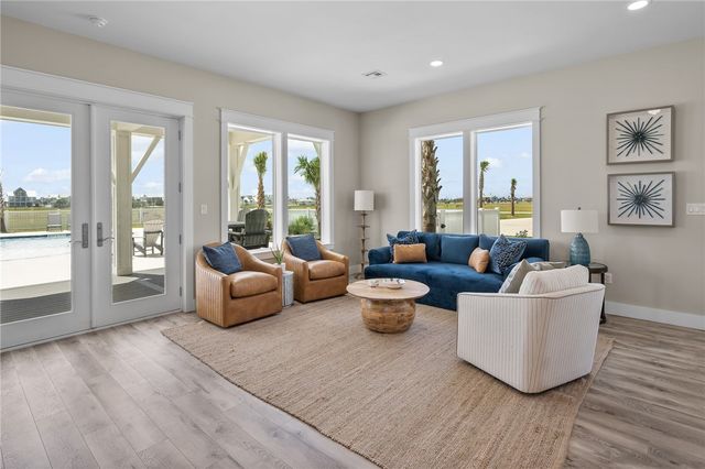 1013 St Croix Dr, Rockport, TX 78382