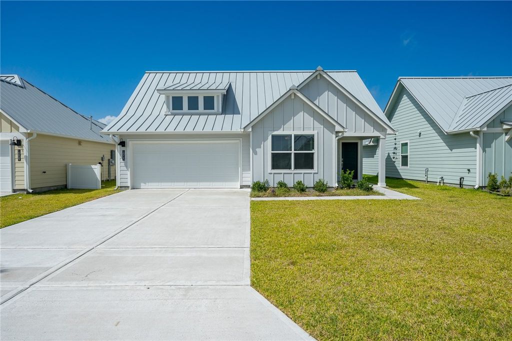 1013 St Croix Dr, Rockport, TX 78382