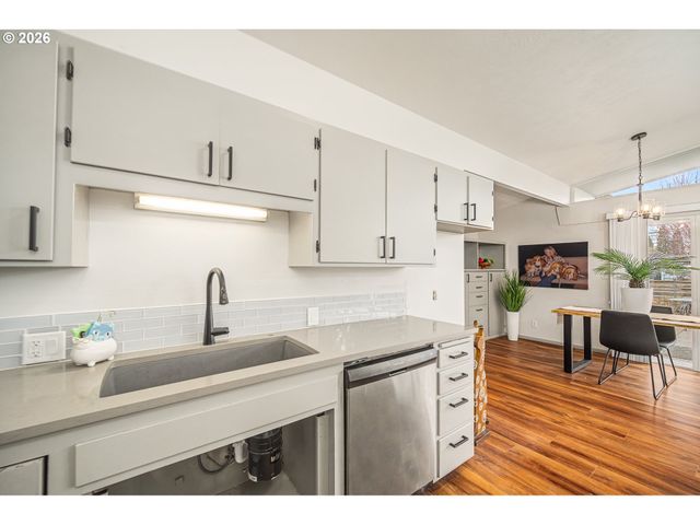 1233 1ST St, Springfield, OR 97477