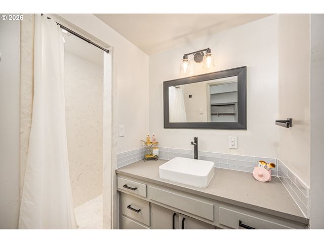 1233 1ST St, Springfield, OR 97477