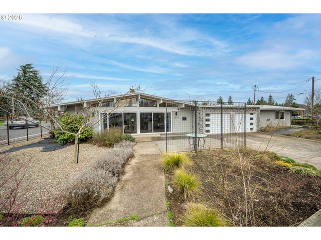 1233 1ST St, Springfield, OR 97477