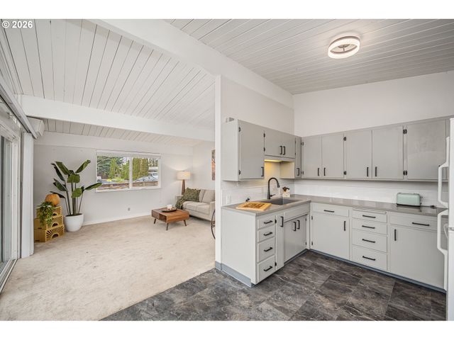 1233 1ST St, Springfield, OR 97477