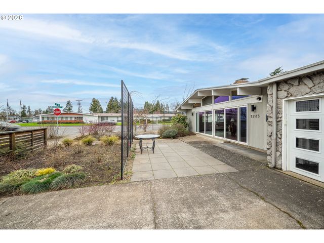 1233 1ST St, Springfield, OR 97477