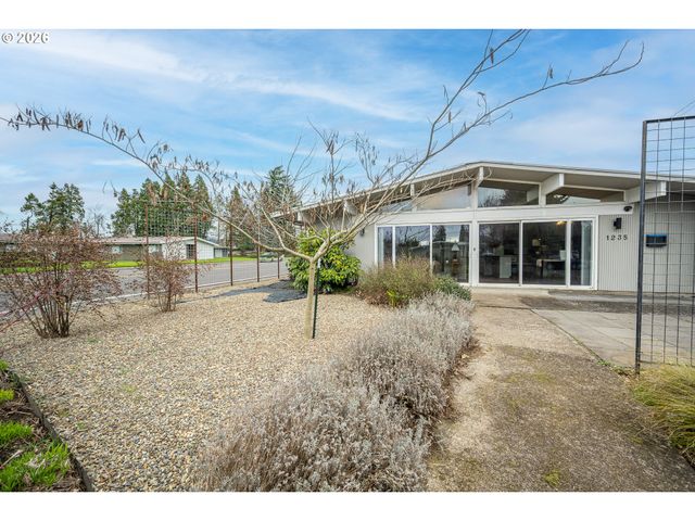 1233 1ST St, Springfield, OR 97477