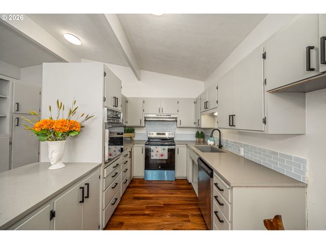 1233 1ST St, Springfield, OR 97477