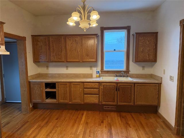 713 7th Avenue SW, Cedar Rapids, IA 52404