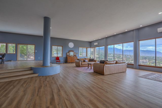 203 Spring Creek Drive NE, Albuquerque, NM 87122