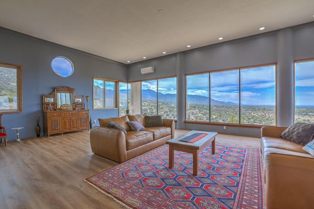 203 Spring Creek Drive NE, Albuquerque, NM 87122