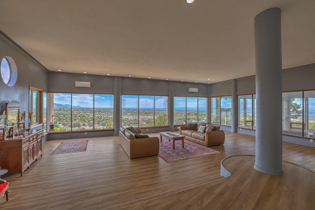 203 Spring Creek Drive NE, Albuquerque, NM 87122