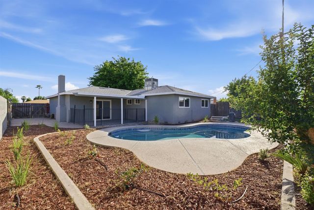 821 W Fairmont Avenue, Clovis, CA 93612