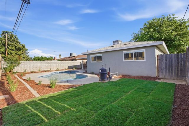 821 W Fairmont Avenue, Clovis, CA 93612