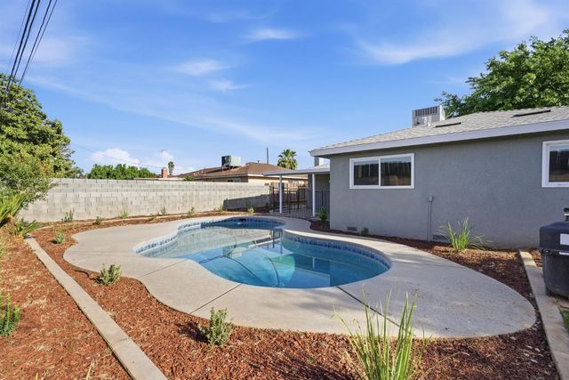 821 W Fairmont Avenue, Clovis, CA 93612