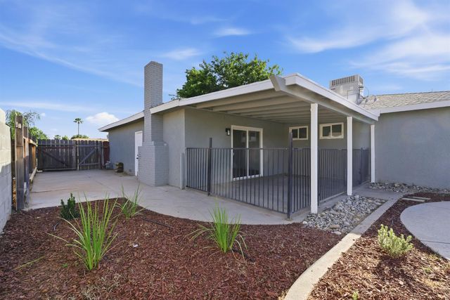 821 W Fairmont Avenue, Clovis, CA 93612