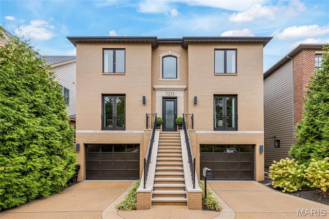 7233 Forsyth Boulevard, University City, MO 63105