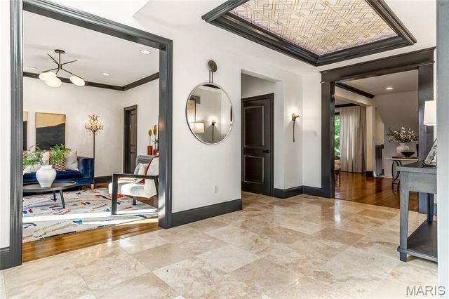 7233 Forsyth Boulevard, University City, MO 63105