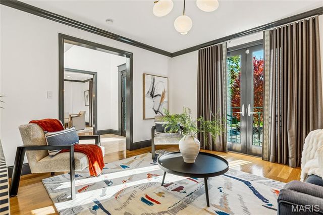 7233 Forsyth Boulevard, University City, MO 63105