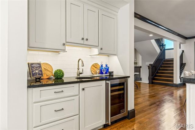 7233 Forsyth Boulevard, University City, MO 63105