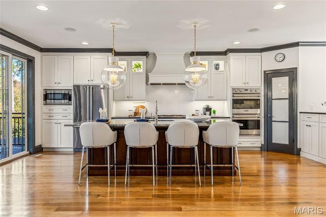 7233 Forsyth Boulevard, University City, MO 63105