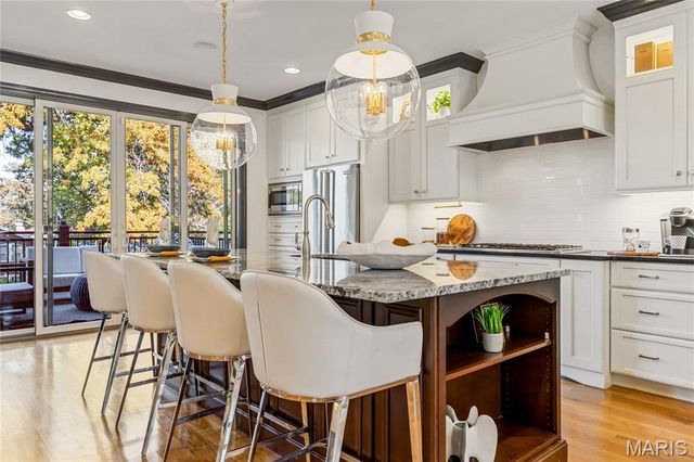 7233 Forsyth Boulevard, University City, MO 63105