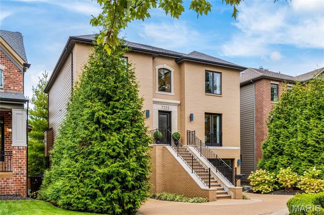 7233 Forsyth Boulevard, University City, MO 63105