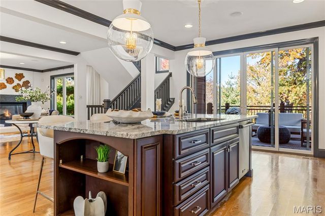 7233 Forsyth Boulevard, University City, MO 63105