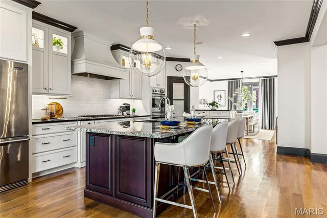 7233 Forsyth Boulevard, University City, MO 63105