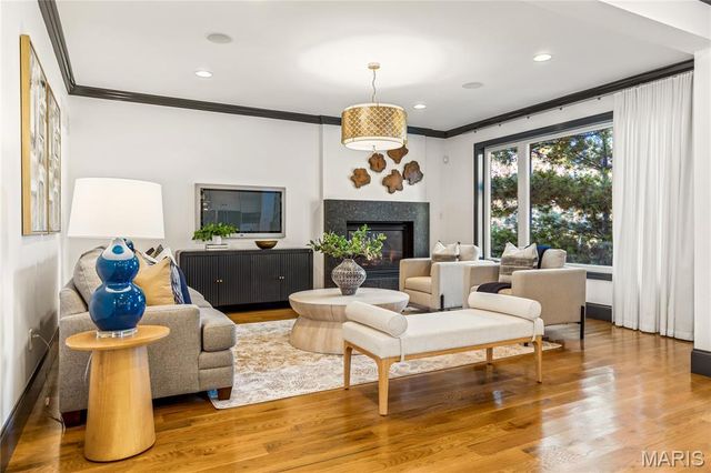 7233 Forsyth Boulevard, University City, MO 63105