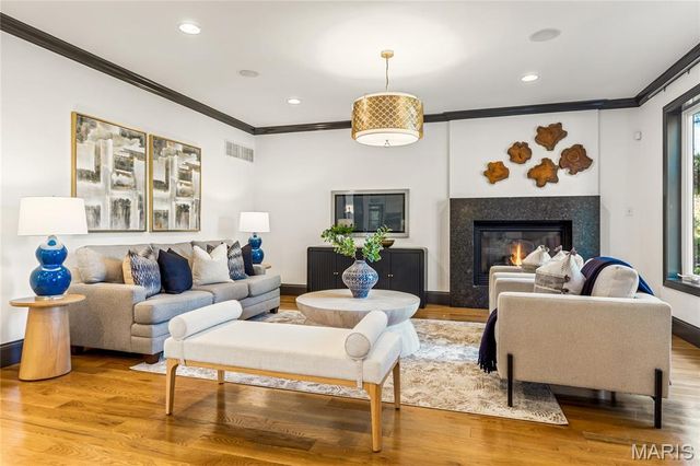 7233 Forsyth Boulevard, University City, MO 63105