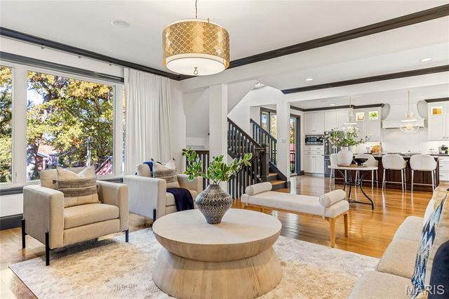 7233 Forsyth Boulevard, University City, MO 63105