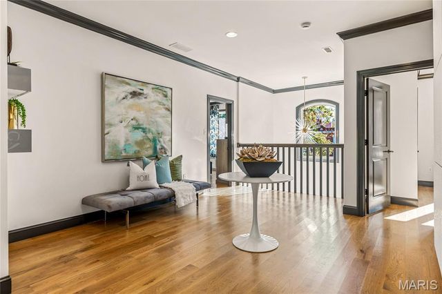 7233 Forsyth Boulevard, University City, MO 63105