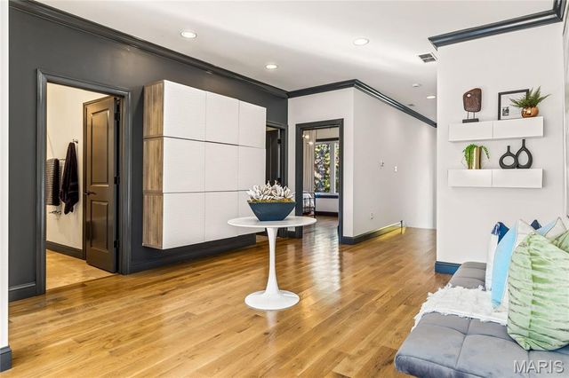 7233 Forsyth Boulevard, University City, MO 63105