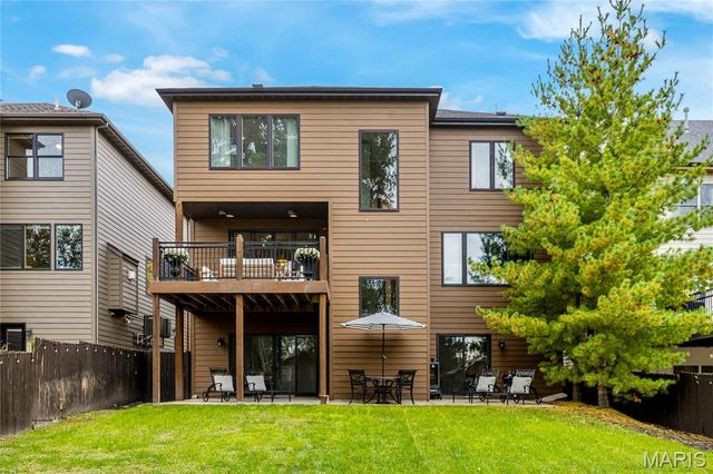 7233 Forsyth Boulevard, University City, MO 63105