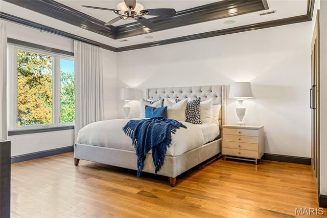 7233 Forsyth Boulevard, University City, MO 63105