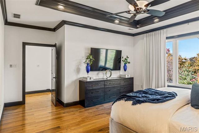 7233 Forsyth Boulevard, University City, MO 63105