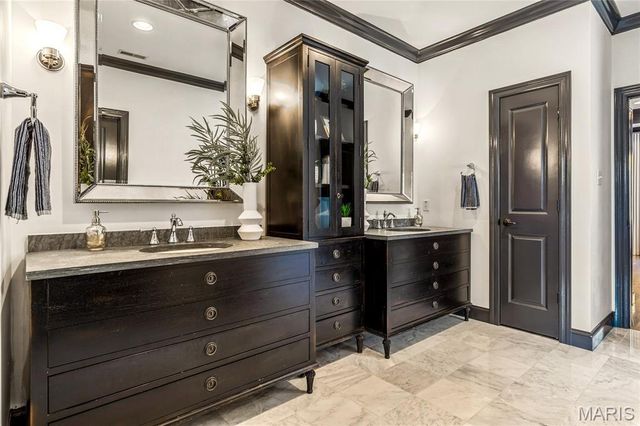 7233 Forsyth Boulevard, University City, MO 63105