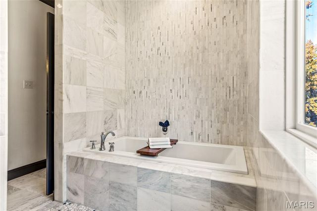 7233 Forsyth Boulevard, University City, MO 63105