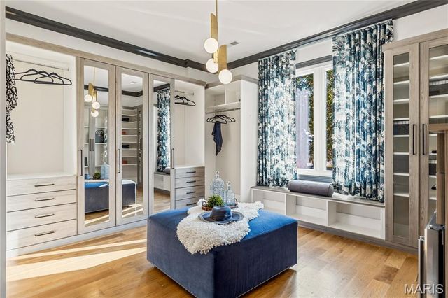 7233 Forsyth Boulevard, University City, MO 63105